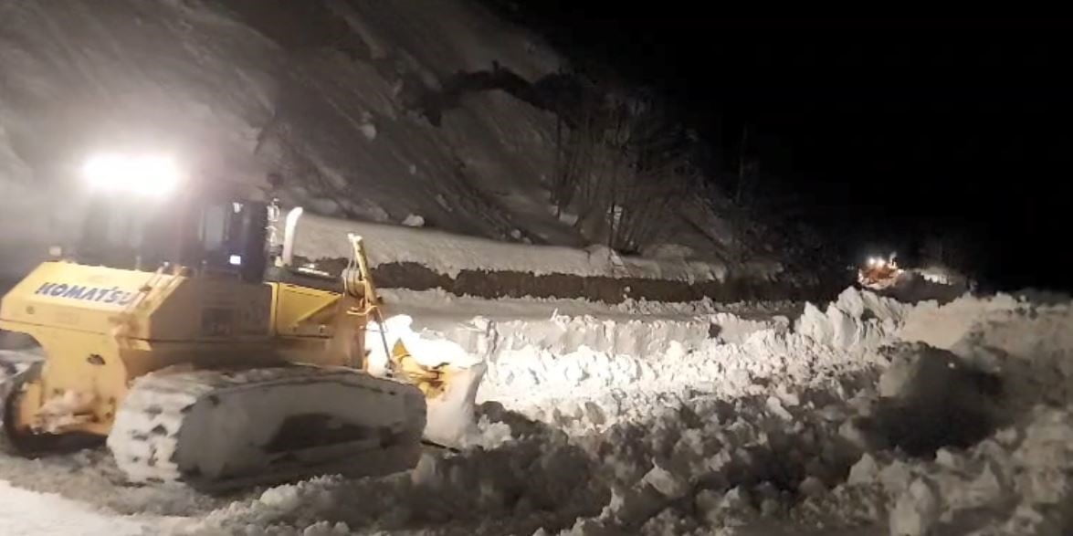 ARTVİN’İN BORÇKA İLÇESİNDE, YOĞUN KAR YAĞIŞI NEDENİYLE ULAŞIMA KAPANAN VE 6 KÖY YOLUNUN...