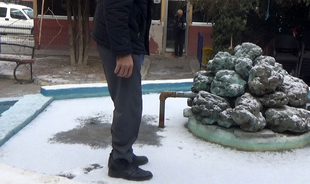 AŞIRI SOĞUKTAN SÜS HAVUZU DONDU.