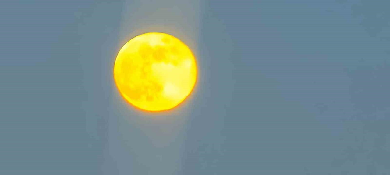 AŞKALE İLÇESİNDE GECE SAATLERİNDE GÖKYÜZÜNDE BELİREN DOLUNAY, İZLEYENLERİ ADETA KENDİNE HAYRAN...