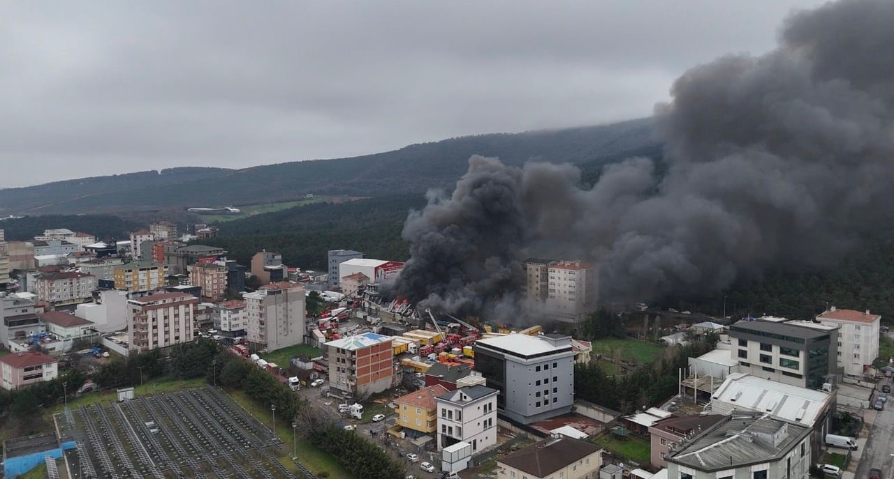 ATAŞEHİR'DE BİR FABRİKADA ÇIKAN YANGIN PANİĞE NEDEN OLDU. OLAY YERİNE ÇEVRE İLÇELERDEN ÇOK SAYIDA...