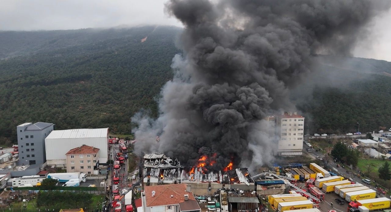 ATAŞEHİR'DE BİR FABRİKADA ÇIKAN YANGIN PANİĞE NEDEN OLDU. OLAY YERİNE ÇEVRE İLÇELERDEN ÇOK SAYIDA...