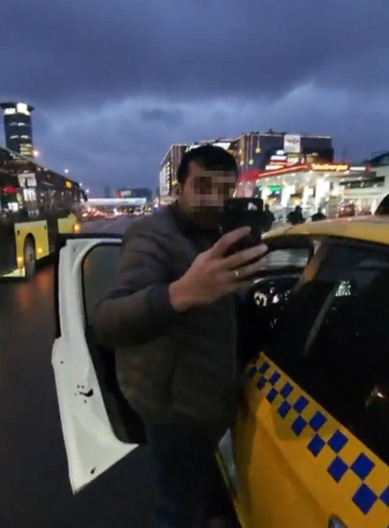 ATAŞEHİR’DE BİR ALIŞVERİŞ MERKEZİ ÖNÜNDE BEKLEYEN TAKSİ SÜRÜCÜSÜNÜN, ARACINA ALDIĞI 4 YOLCUYU...