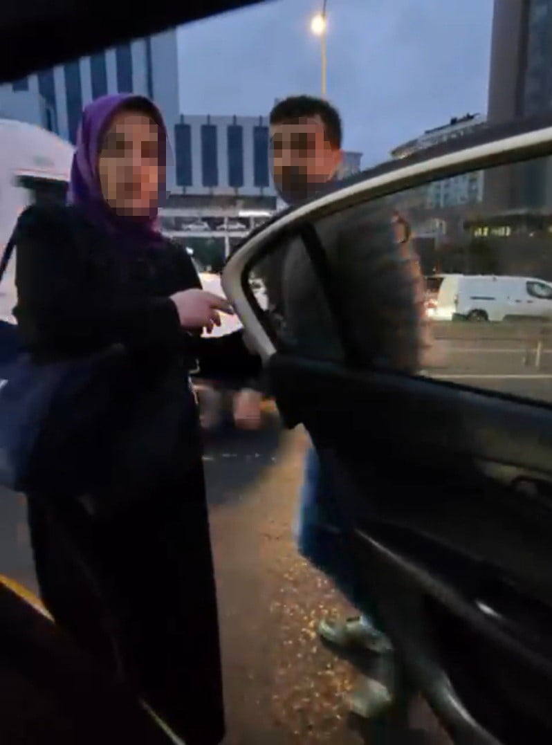 ATAŞEHİR’DE BİR ALIŞVERİŞ MERKEZİ ÖNÜNDE BEKLEYEN TAKSİ SÜRÜCÜSÜNÜN, ARACINA ALDIĞI 4 YOLCUYU...