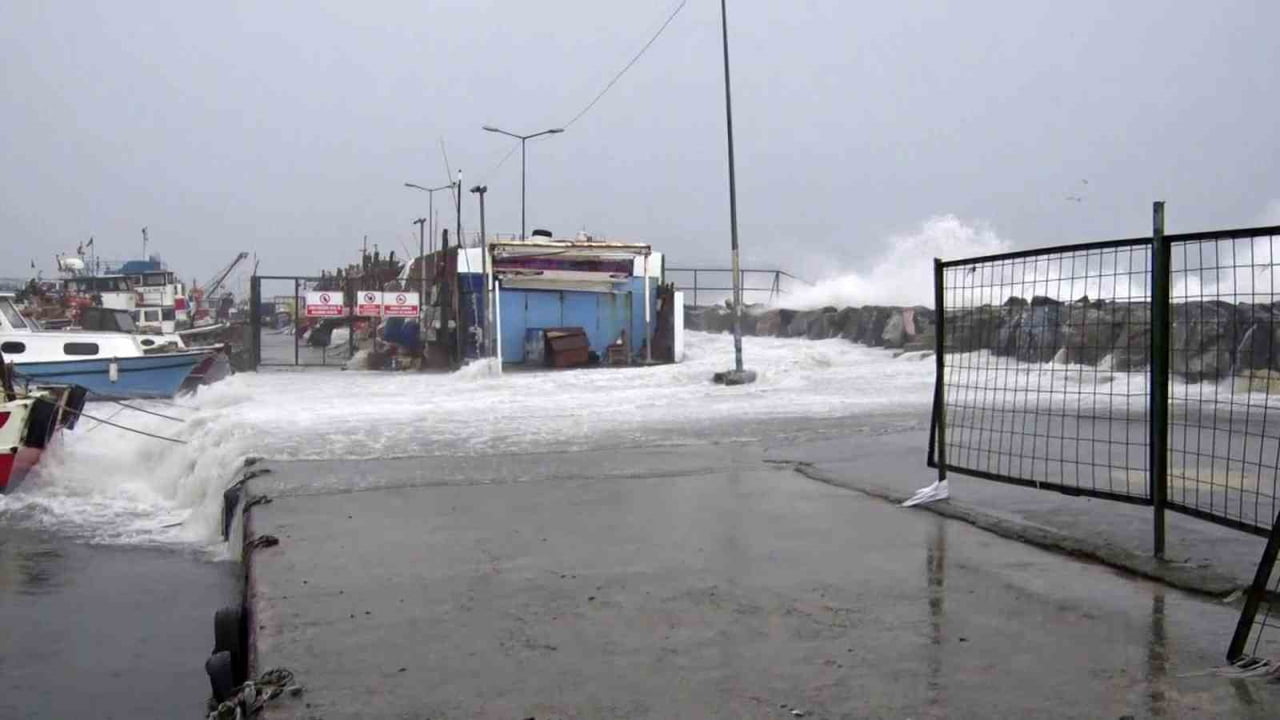 AVCILAR'DA ETKİLİ OLAN LODOS NEDENİYLE METRELERCE YÜKSELEN DALGALAR 4 METRE YÜKSEKLİĞİNDEKİ...