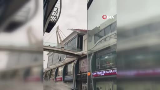 Avcılar'da şiddetli rüzgar çatı parçasını böyle uçurdu