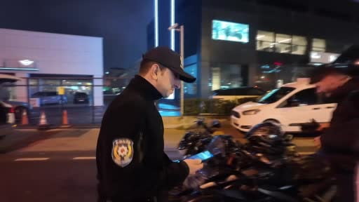 Avcılar'da yeni aldığı ehliyetin zarfını polise açtıran kadın sürücü ilk cezasını yedi