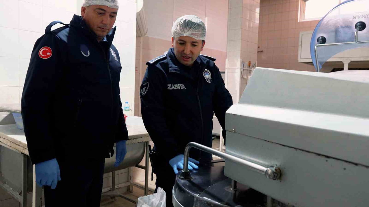 AYDIN'IN DİDİM İLÇESİNDE DİDİM BELEDİYESİ ZABITA MÜDÜRLÜĞÜ EKİPLERİ HALKIN SAĞLIĞINI KORUMAK...