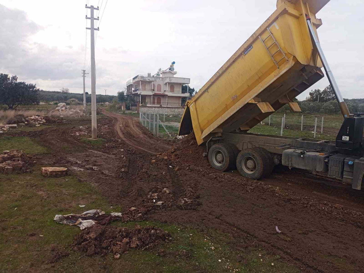 AYDIN'IN DİDİM İLÇESİNDE SAHA ÇALIŞMALARINI SÜRDÜREN BELEDİYE EKİPLERİ, AYRICA FIRTINADAN ZARAR...