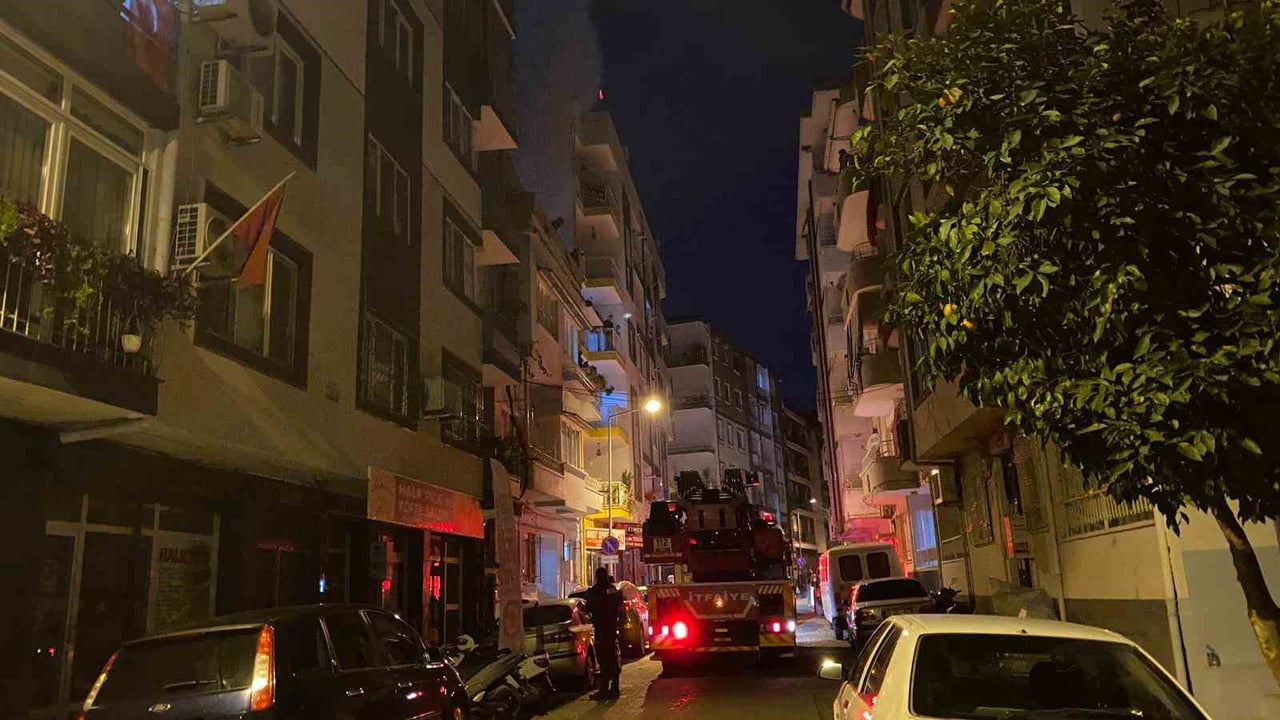 AYDIN'IN EFELER İLÇESİNDE BİR APARTMANIN ÇATISINDAN YÜKSELEN YOĞUN DUMAN EKİPLERİ HAREKETE...