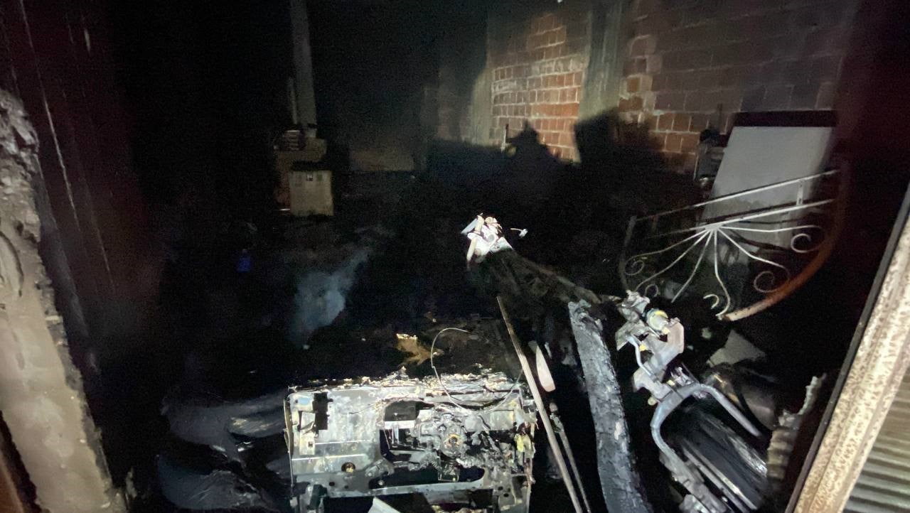 AYDIN'IN EFELER İLÇESİNDE BİR APARTMANIN ZEMİN KATINDA ÇIKAN YANGIN VATANDAŞLARI PANİKLETİRKEN...