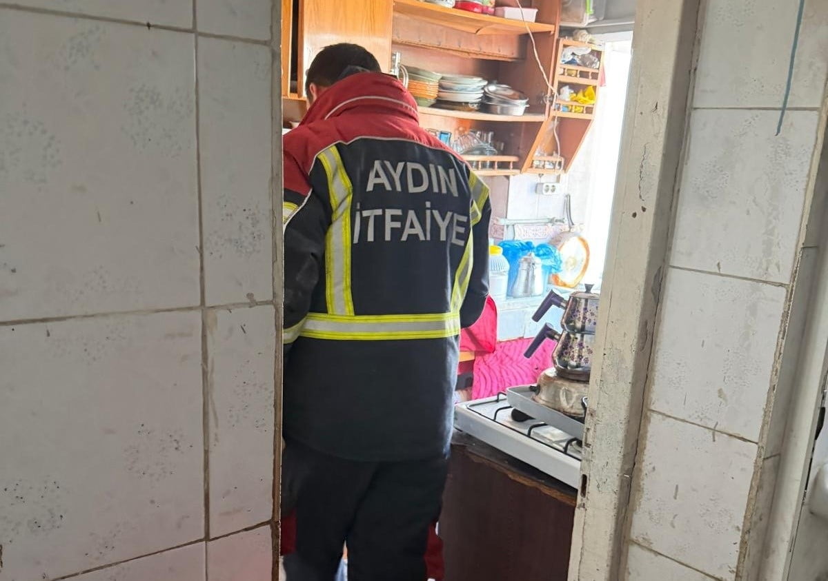 AYDIN'IN EFELER İLÇESİNDE BİR EVDE ÇAMAŞIR MAKİNESİNİN ELEKTRİK KABLOSUNUN ALEV ALMASI SONUCU...