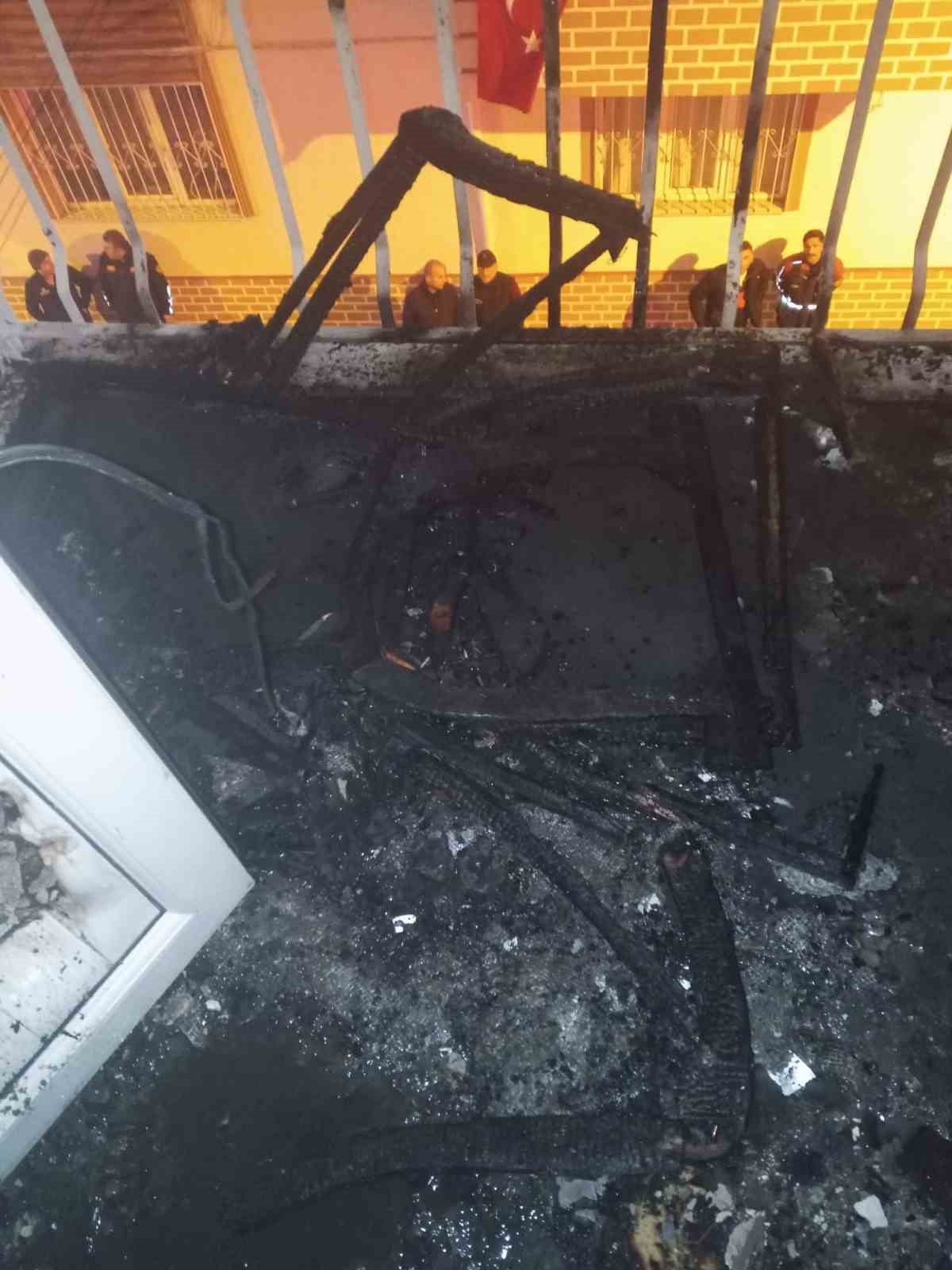 AYDIN'IN EFELER İLÇESİNDE BİR EVDE MEYDANA GELEN YANGIN PANİKLETİRKEN, YANGINDA EVDE BÜYÜK ÇAPTA...