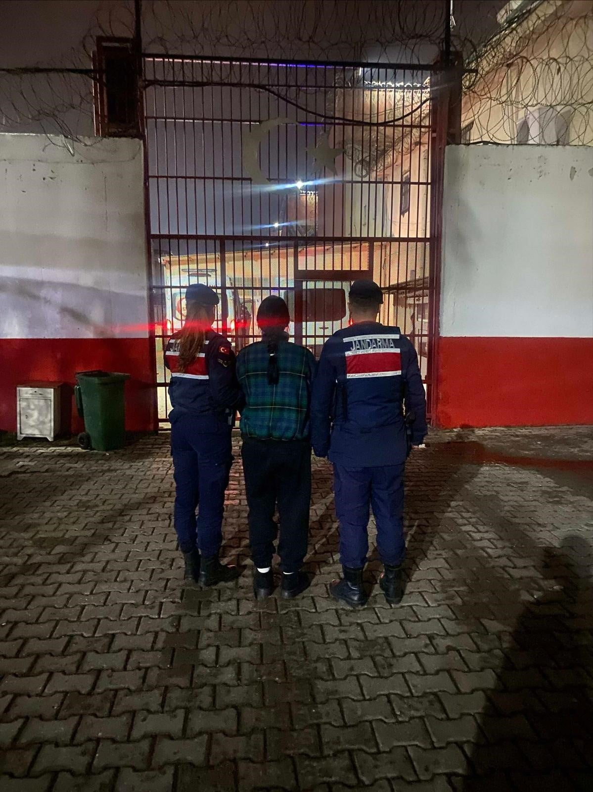 AYDIN'IN EFELER İLÇESİNDE HAPİS CEZASIYLA ARANAN 1 KİŞİ, JANDARMA EKİPLERİNCE KISKIVRAK...