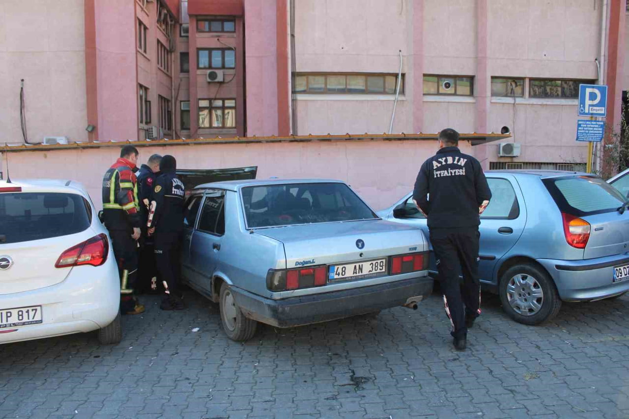 AYDIN'IN EFELER İLÇESİNDE PARK HALİNDEKİ ARAÇTAN DUMANLAR YÜKSELDİ, SÜRÜCÜNÜN HIZLI MÜDAHALESİ...