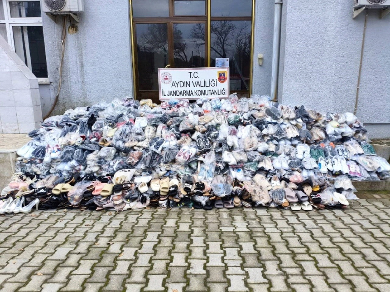 AYDIN'IN GERMENCİK İLÇESİNDE JANDARMA EKİPLERİNCE YAPILAN OPERASYONDA PİYASA DEĞERİ 2 MİLYON TL...