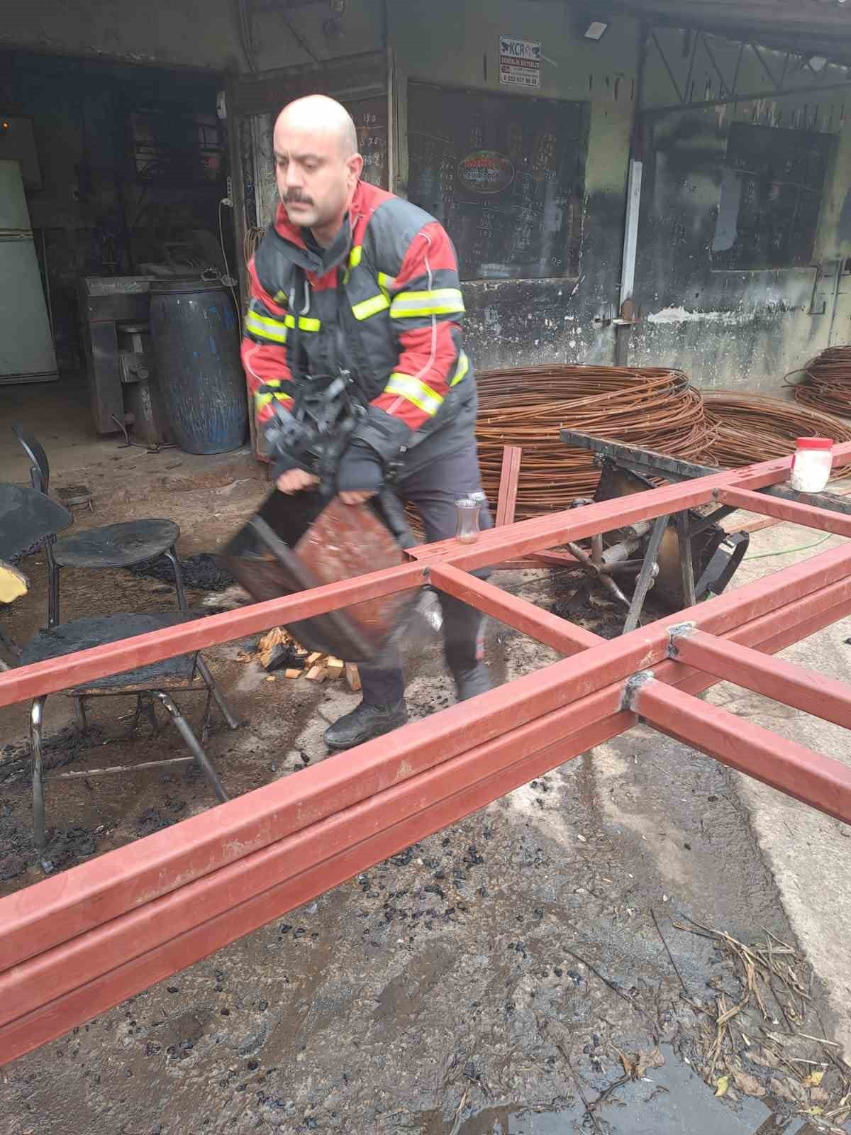 AYDIN'IN İNCİRLİOVA İLÇESİNDE BİR İŞYERİNDE ISINMAK İÇİN YAKILAN ATEŞ İÇERİSİNE ATILAN TİNERİN...