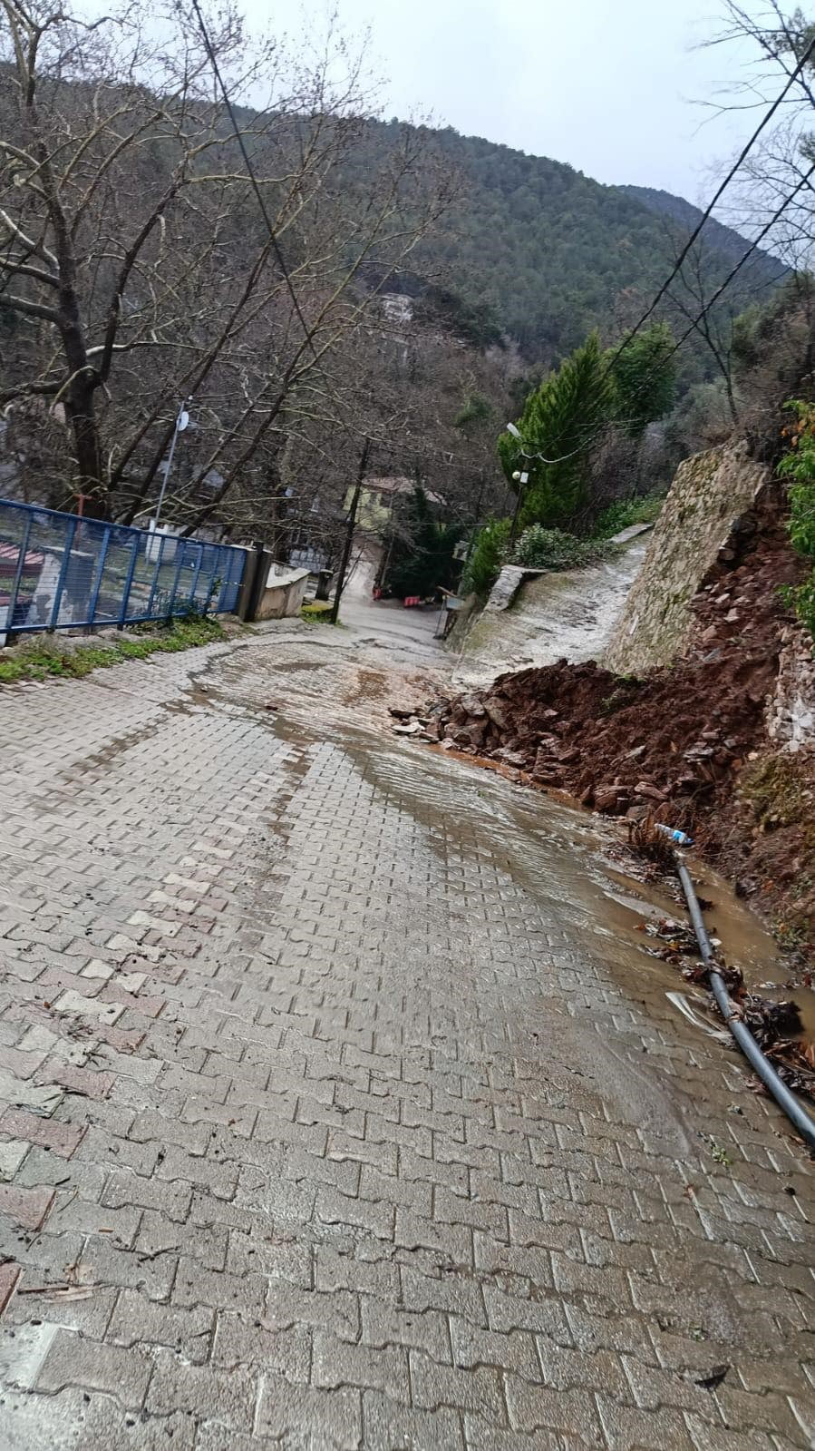 AYDIN'IN KARACASU İLÇESİNDE ETKİLİ OLAN SAĞANAK YAĞIŞ SEBEBİYLE İSTİNAT DUVARI ÇÖKERKEN, YOLLARDA...