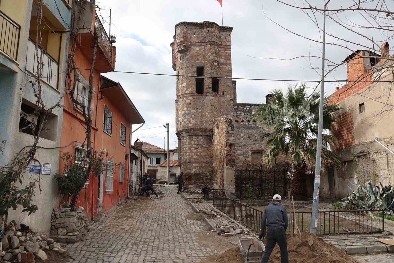 AYDIN'IN KOÇARLI İLÇESİNDE BULUNAN TARİHİ CİHANOĞLU KULESİ’NİN BULUNDUĞU KULE SOKAĞI’NDA, KÜLTÜREL...