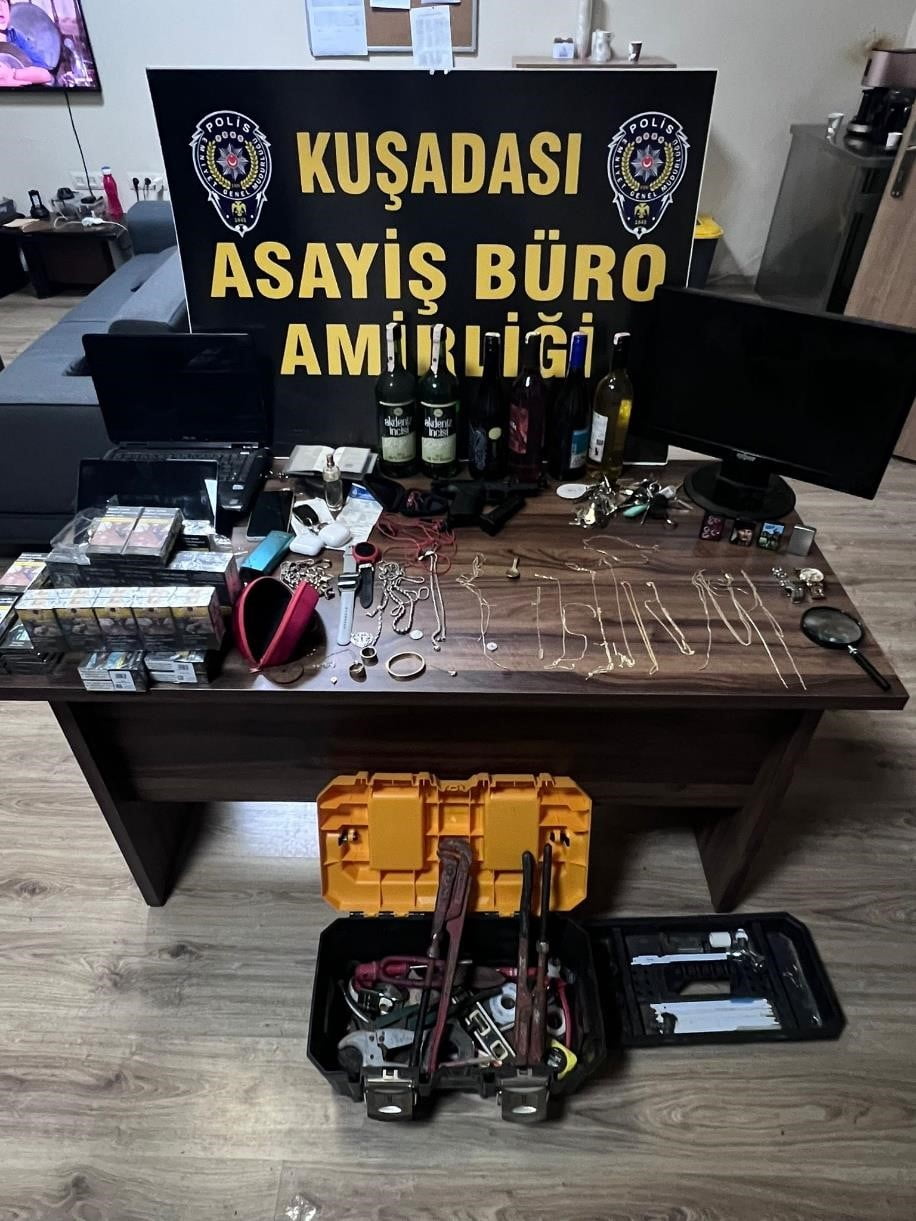 AYDIN'IN KUŞADASI İLÇESİNDE 6 FARKLI HIRSIZLIK SUÇUNDAN ARANAN ŞAHIS, KISKIVRAK YAKALANDI.