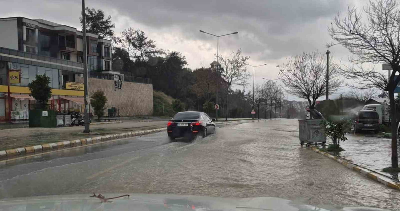 AYDIN'IN KUŞADASI İLÇESİNDE ETKİLİ OLAN SAĞANAK YAĞIŞ SEBEBİYLE DERELERİN TAŞMASI SONUCUNDA SEL...