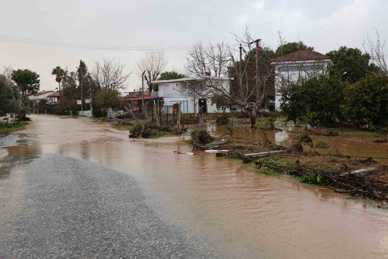 AYDIN'IN KUŞADASI İLÇESİNDE ETKİLİ OLAN SAĞANAK YAĞIŞLA BERABER YAŞANAN SEL BASKINI SONRASIDAN...