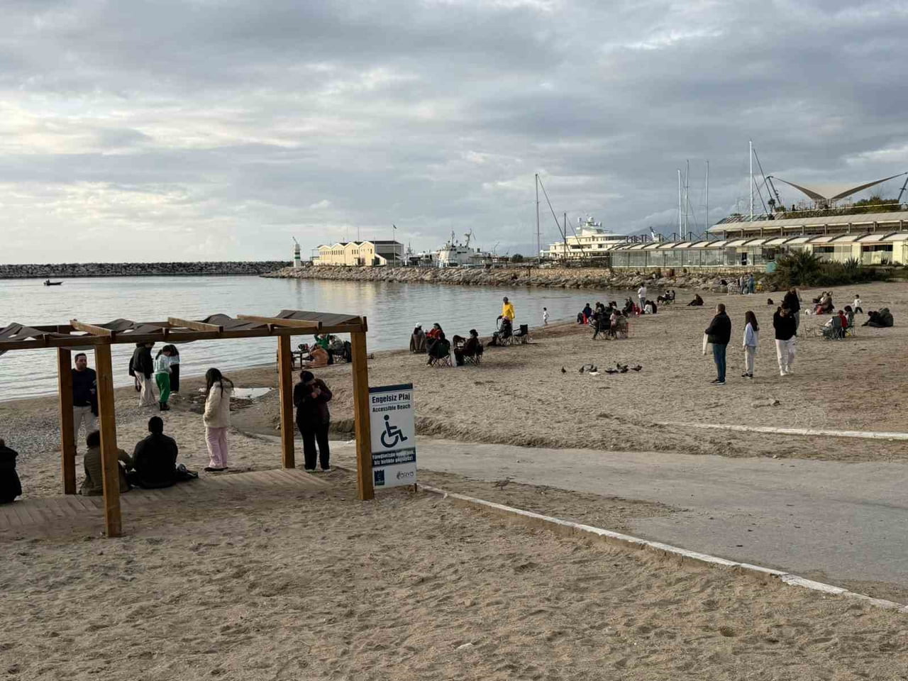 AYDIN'IN KUŞADASI İLÇESİNDE HAVA SICAKLIKLARININ ARTMASIYLA BİRLİKTE HAFTA SONU SAHİLLERDE ADETA...