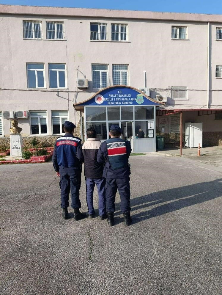 AYDIN'IN NAZİLLİ İLÇESİNDE ÇEŞİTLİ SUÇLARDAN ARANAN 2 ARANAN ŞAHIS, JANDARMA EKİPLERİNCE KISKIVRAK...