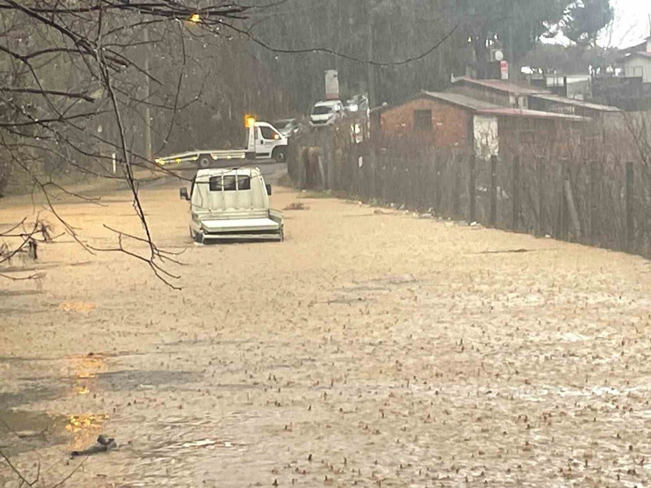 AYDIN'IN SÖKE İLÇESİNDE ETKİLİ OLAN SAĞANAK SONRASINDA DERELER TAŞTI, SOKAKLARDA SU BASKINLARI...