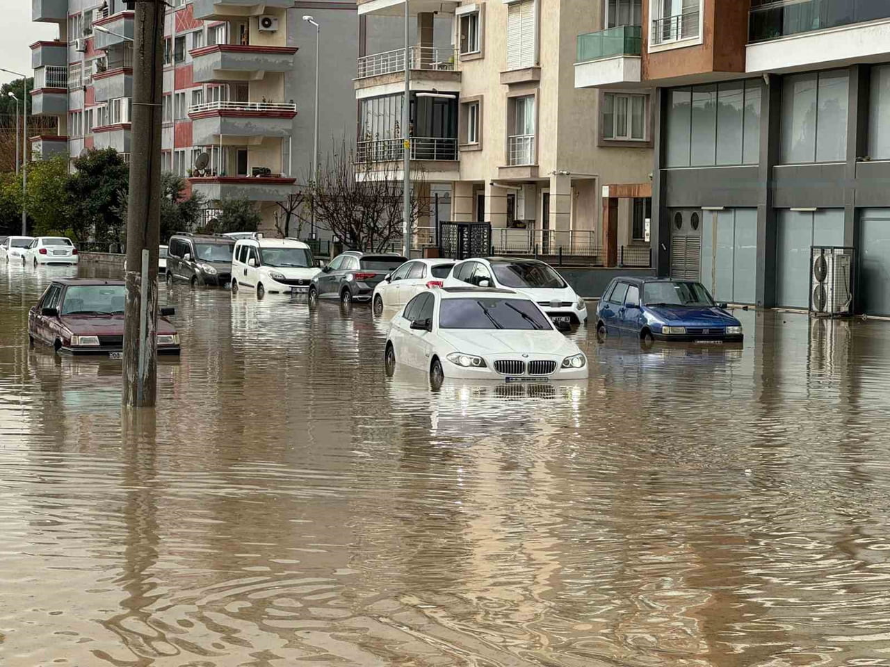AYDIN'IN SÖKE İLÇESİNDE ETKİLİ OLAN SAĞANAK SONRASINDA DERELER TAŞTI, SOKAKLARDA SU BASKINLARI...