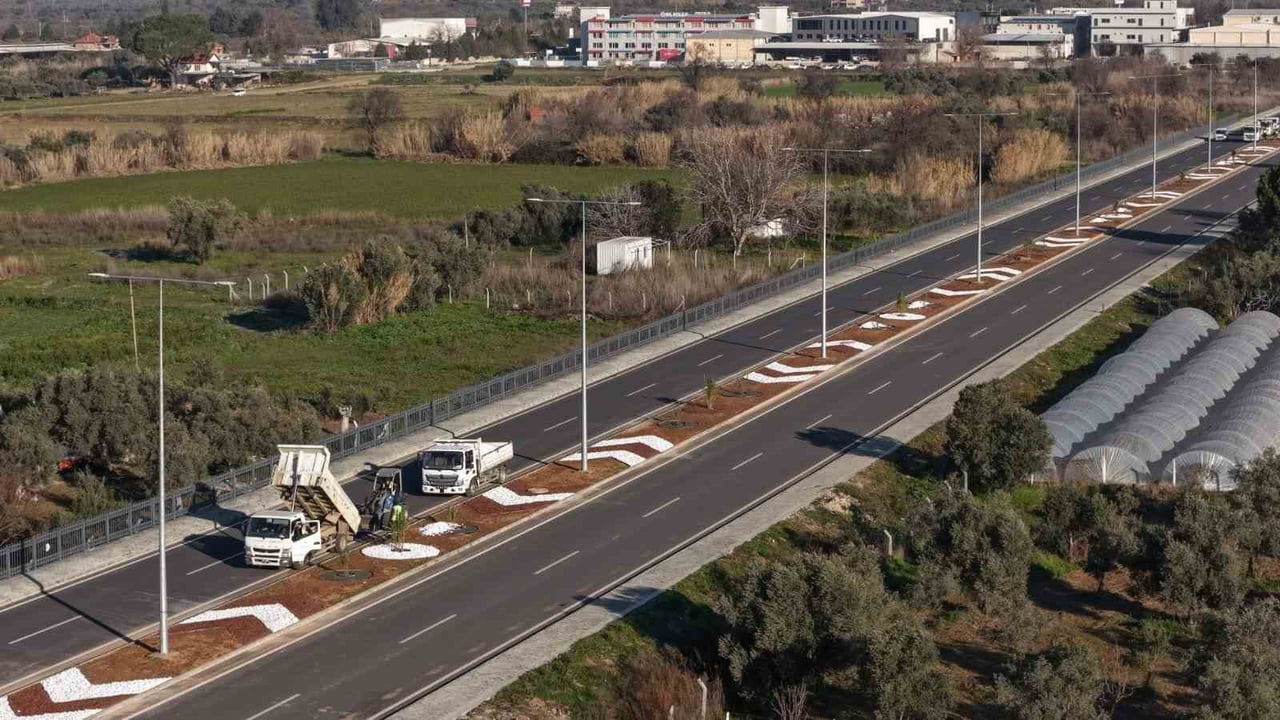 AYDIN BÜYÜKŞEHİR BELEDİYESİ, KENT GENELİNDE YOL, ÇEVRE VE PEYZAJ ÇALIŞMALARINA ARALIKSIZ DEVAM...