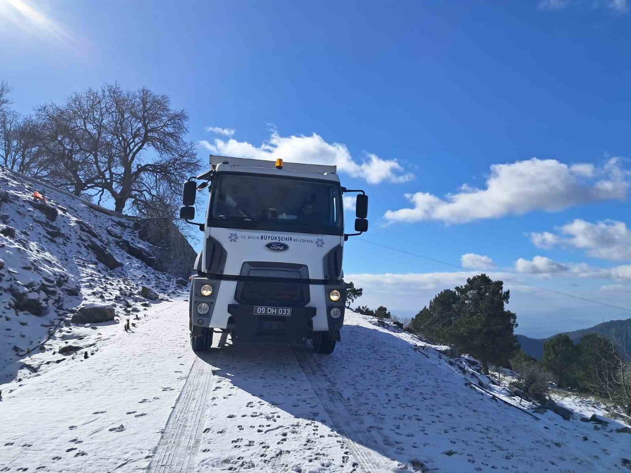 AYDIN BÜYÜKŞEHİR BELEDİYESİ, KIŞ MEVSİMİYLE BİRLİKTE YÜKSEK RAKIMLI BÖLGELERDE ULAŞIMIN GÜVENLİ...