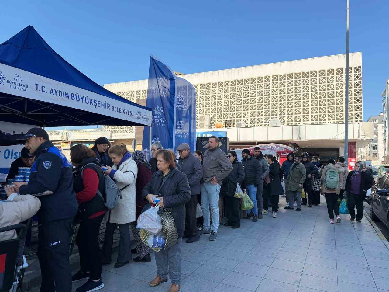 AYDIN BÜYÜKŞEHİR BELEDİYESİ, MİRAÇ KANDİLİ’NDE AYDINLI VATANDAŞLARA HELVA HAYRINDA...