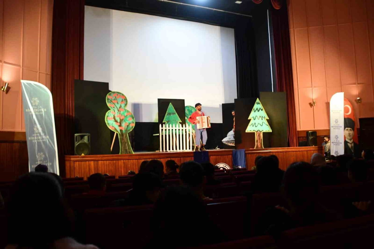 AYDIN BÜYÜKŞEHİR BELEDİYESİ ŞEHİR TİYATROLARI TARAFINDAN KENTİN DÖRT BİR YANINDA DÜZENLENEN KÜLTÜR...