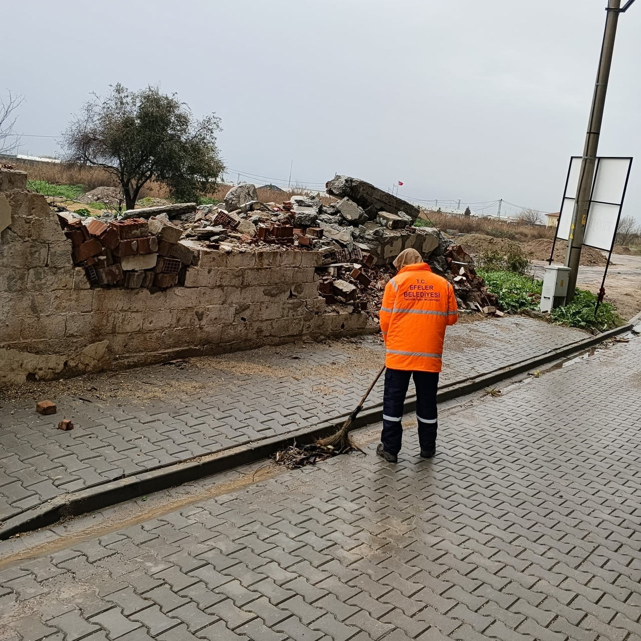 AYDIN’DA ETKİLİ OLAN YAĞIŞLARDA VATANDAŞIN MAĞDUR OLMAMASI İÇİN EFELER BELEDİYESİ İLÇENİN DÖRT BİR...