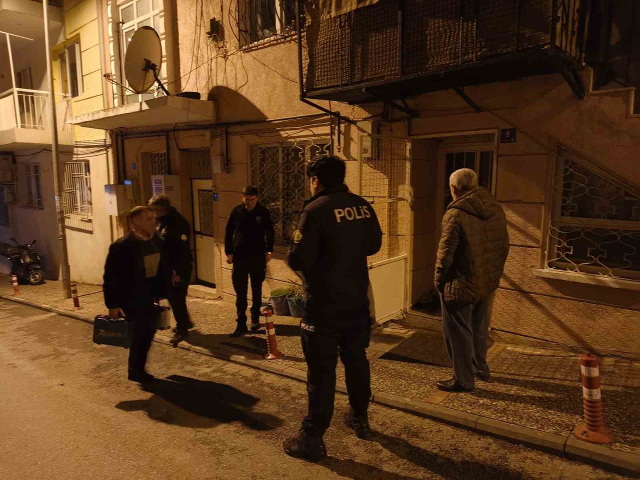 AYDIN’DA YENİ YILA EV TEMİZLİĞİ YAPARAK GİREN YAŞLI BİR KADIN, ÇAMAŞIR ASMAK İÇİN ÇIKTIĞI BALKONDA...