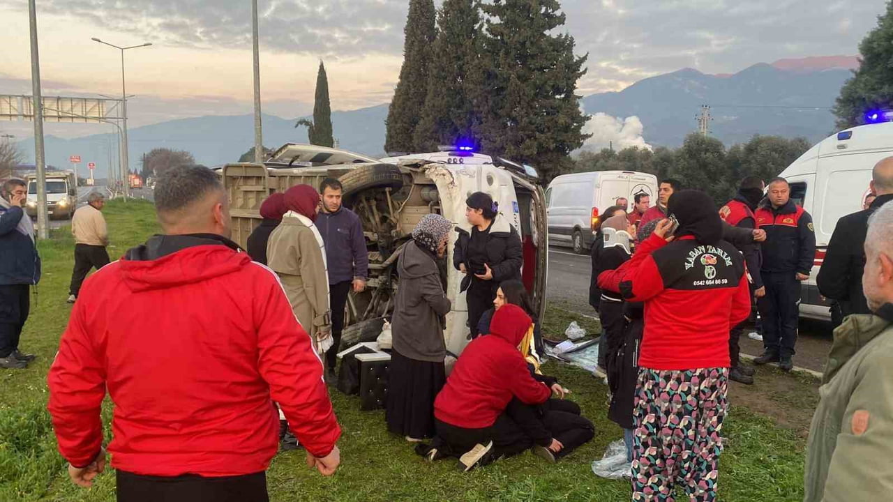 AYDIN-DENİZLİ KARAYOLU'NDA BUZLANMA SEBEBİYLE İŞÇİLERİ TAŞIYAN MİNİBÜSÜN DEVRİLMESİYLE ADETA CAN...