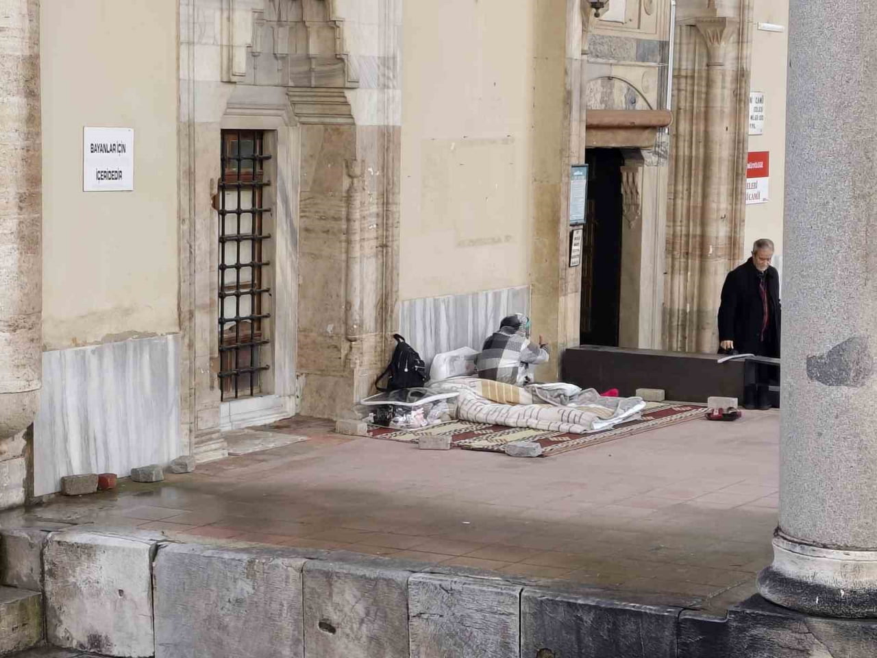 AYDIN EFELER İLÇE MERKEZİNDE BULUNAN HASAN ÇELEBİ CAMİİ'NİN SON CEMAAT MAHALLİNİ MESKEN TUTAN BİR...