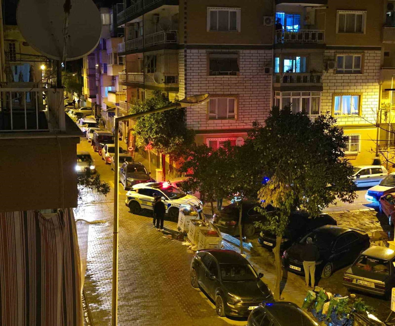 AYDIN’IN EFELER İLÇESİNDE YAYA GEÇİDİNDE İKİ KÜÇÜK ÇOCUĞA ÇARPARAK KAÇAN OTOMOBİL SÜRÜCÜSÜ...