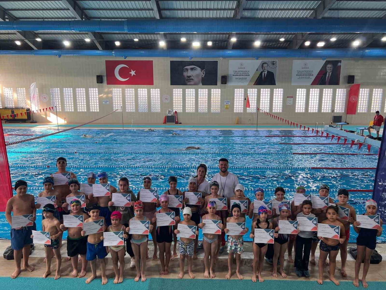 AYDIN’IN EFELER İLÇESİNDEKİ YARI OLİMPİK YÜZME HAVUZUNDA EĞİTİMLERİNİ TAMAMLAYAN MİNİKLER...