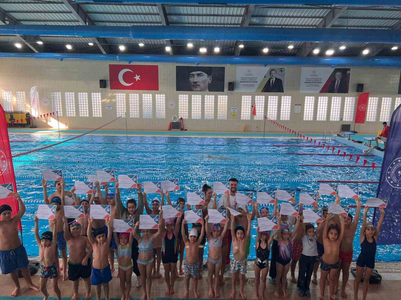 AYDIN’IN EFELER İLÇESİNDEKİ YARI OLİMPİK YÜZME HAVUZUNDA EĞİTİMLERİNİ TAMAMLAYAN MİNİKLER...