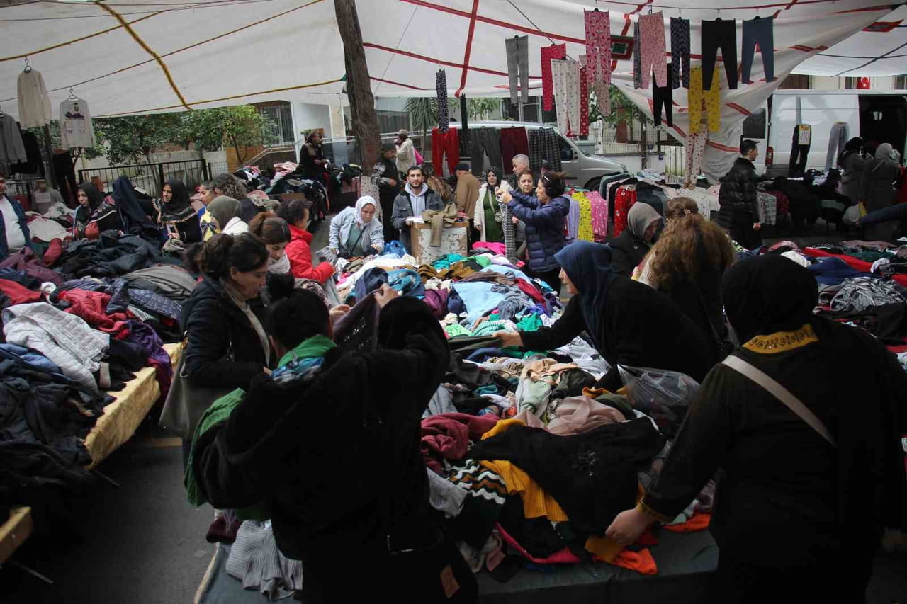 AYDIN’IN EN ESKİ SEMT PAZARI OLAN SALI PAZARI, GİYİM ALIŞVERİŞİNİ UYGUN FİYATA YAPMAK İSTEYEN...