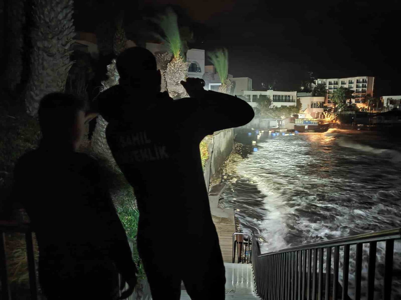 AYDIN’IN KUŞADASI İLÇESİNDE LE BLUE HOTEL ÖNÜNDEKİ İSKELEDE ÇALIŞMA YAPARKEN, FIRTINAYLA BİRLİKTE...