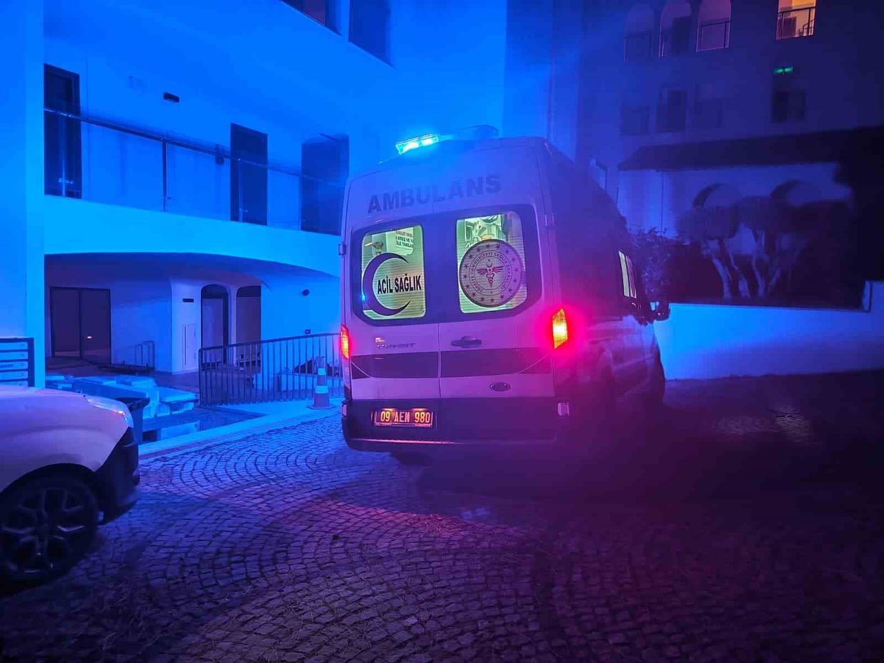 AYDIN’IN KUŞADASI İLÇESİNDE LE BLUE HOTEL ÖNÜNDEKİ İSKELEDE ÇALIŞMA YAPARKEN, FIRTINAYLA BİRLİKTE...