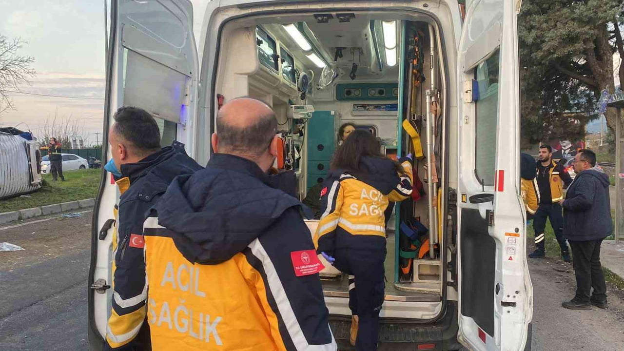 AYDIN’IN SULTANHİSAR İLÇESİNDE PORTAKAL İŞÇİLERİNİ TAŞIYAN SERVİS MİNİBÜSÜNÜN BUZLANMA SEBEBİYLE...