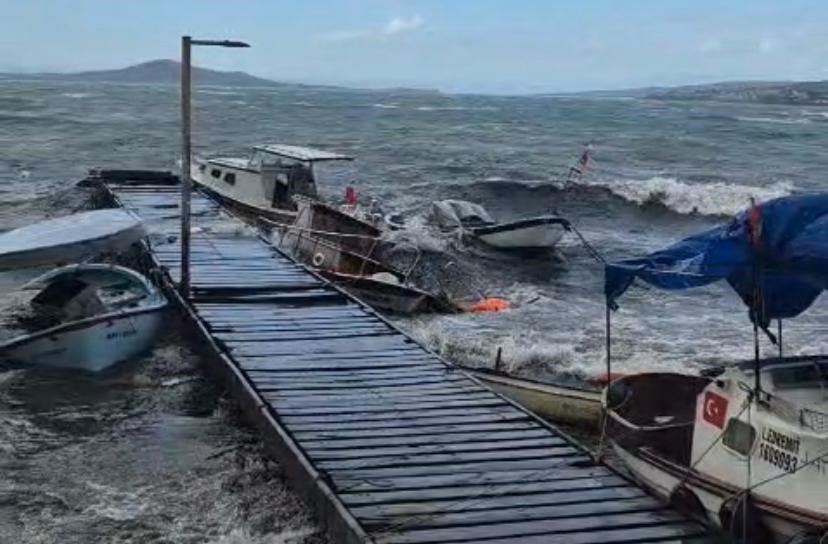 AYVALIK’TA KUVVETLİ FIRTINA HAYATI OLUMSUZ ETKİLEDİ