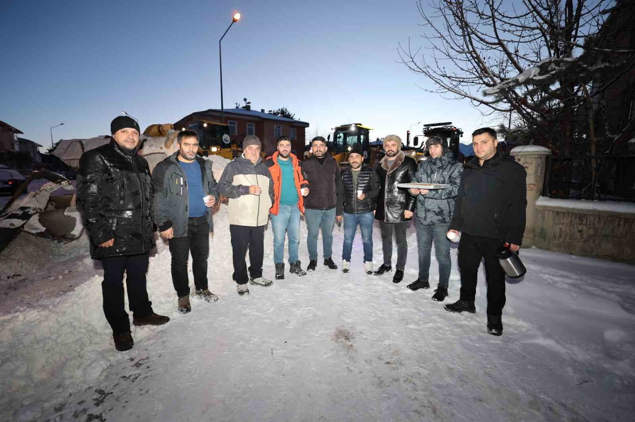 AZİZİYE BELEDİYE BAŞKANI EMRULLAH AKPUNAR, SAHADA KARLA MÜCADELE ÇALIŞMASI YÜRÜTEN BELEDİYE...