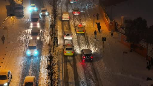 Bağcılar karla kaplandı, yola hazırlıksız çıkan sürücülerin karla imtihanı böyle...