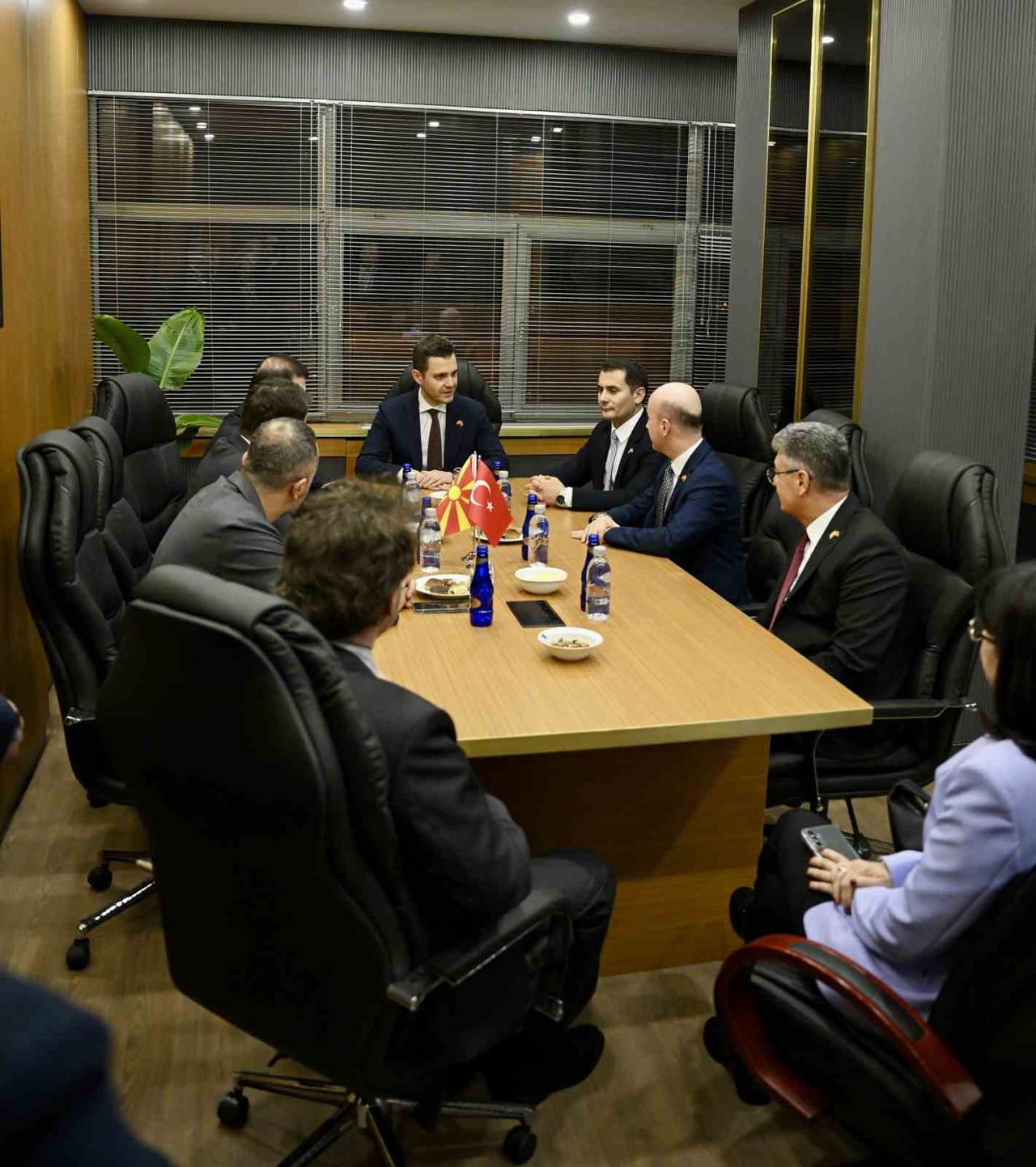 BAKAN MUCUNSKİ, BAŞKONSOLOSLUK ÇALIŞANLARIYLA BİR ARAYA GELDİ