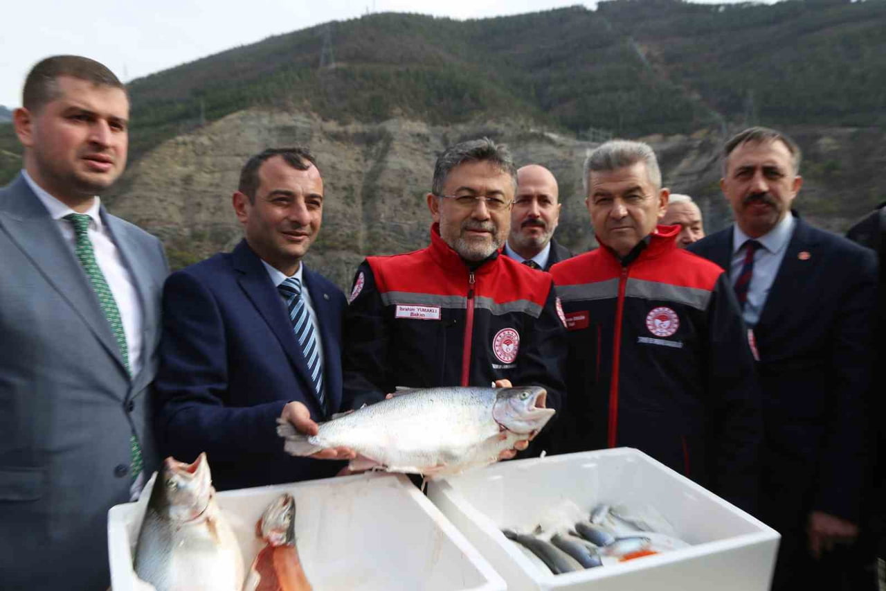 BAKANI  YUMAKLI, TÜRKİYE’DE SU ÜRÜNLERİ ÜRETİMİNİN 1 MİLYON TONU AŞTIĞINI, TÜRK SOMONU İHRACATININ...
