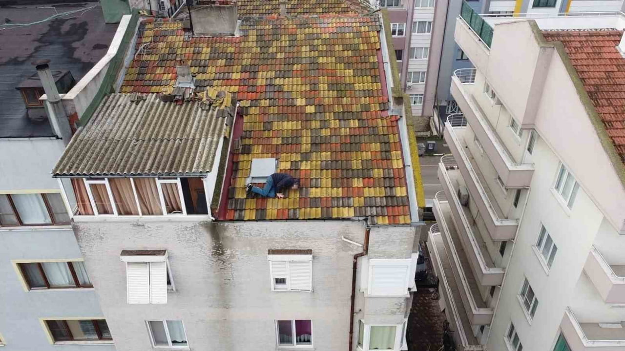 BALIKESİR'DE ÇATIYA ÇIKAN ADAMI POLİS VE İTFAİYE EKİPLERİ İNDİRDİ